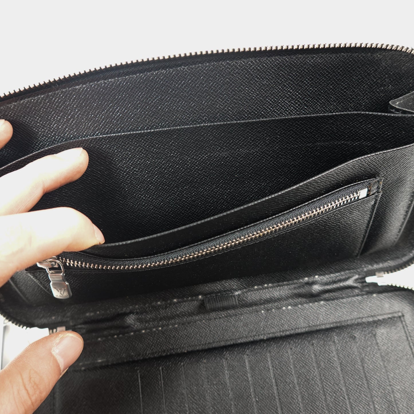 2010 Louis Vuitton Passport Carrier