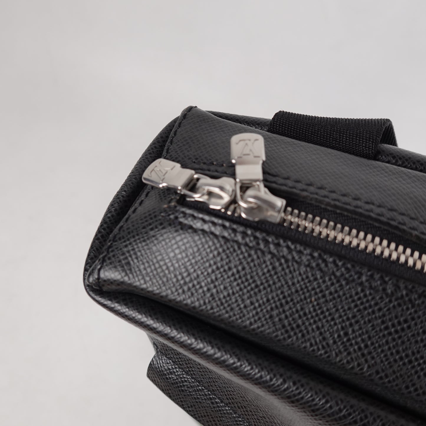2003 Louis Vuitton Taiga Beluga Shoulder Bag