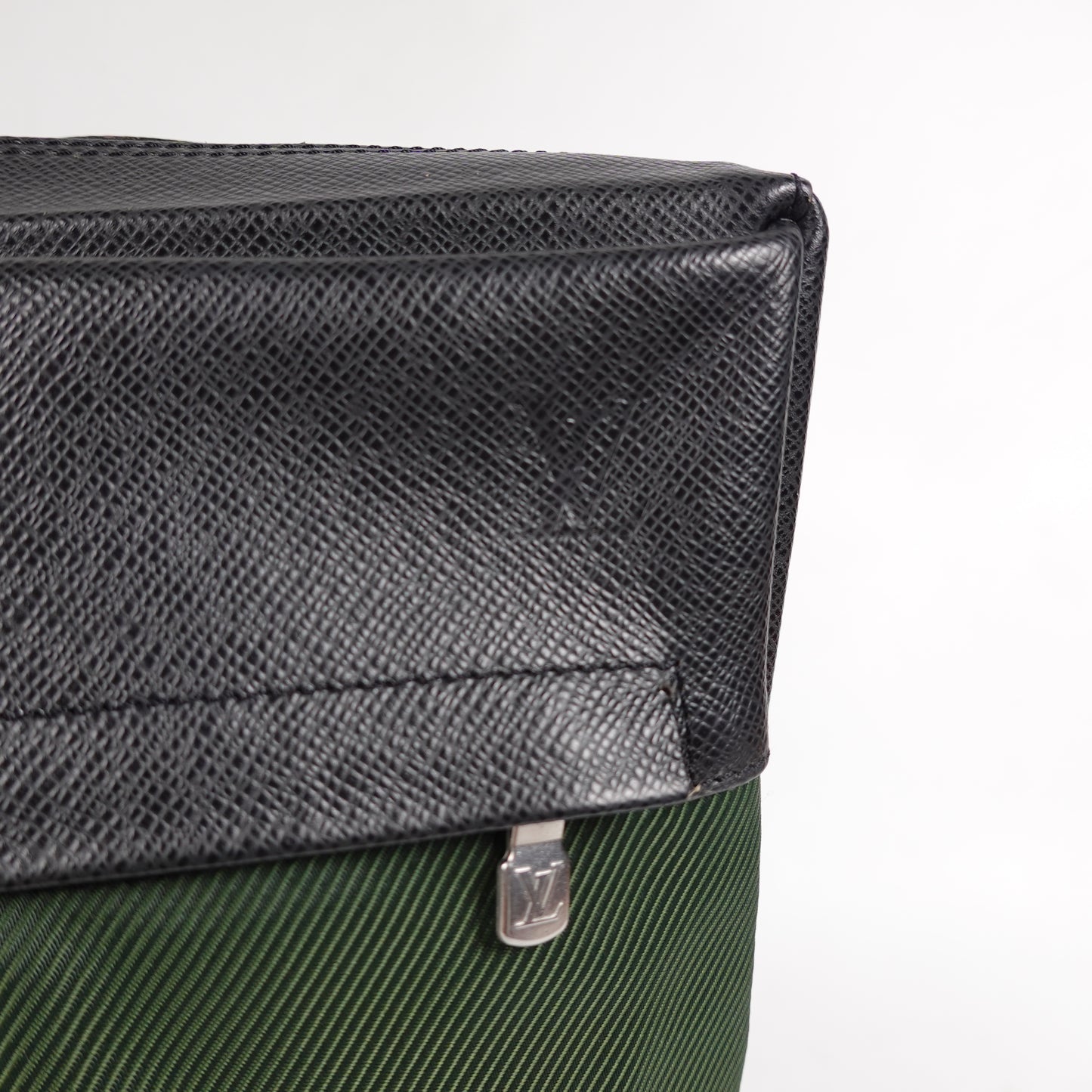2003 Louis Vuitton Taiga Beluga Shoulder Bag