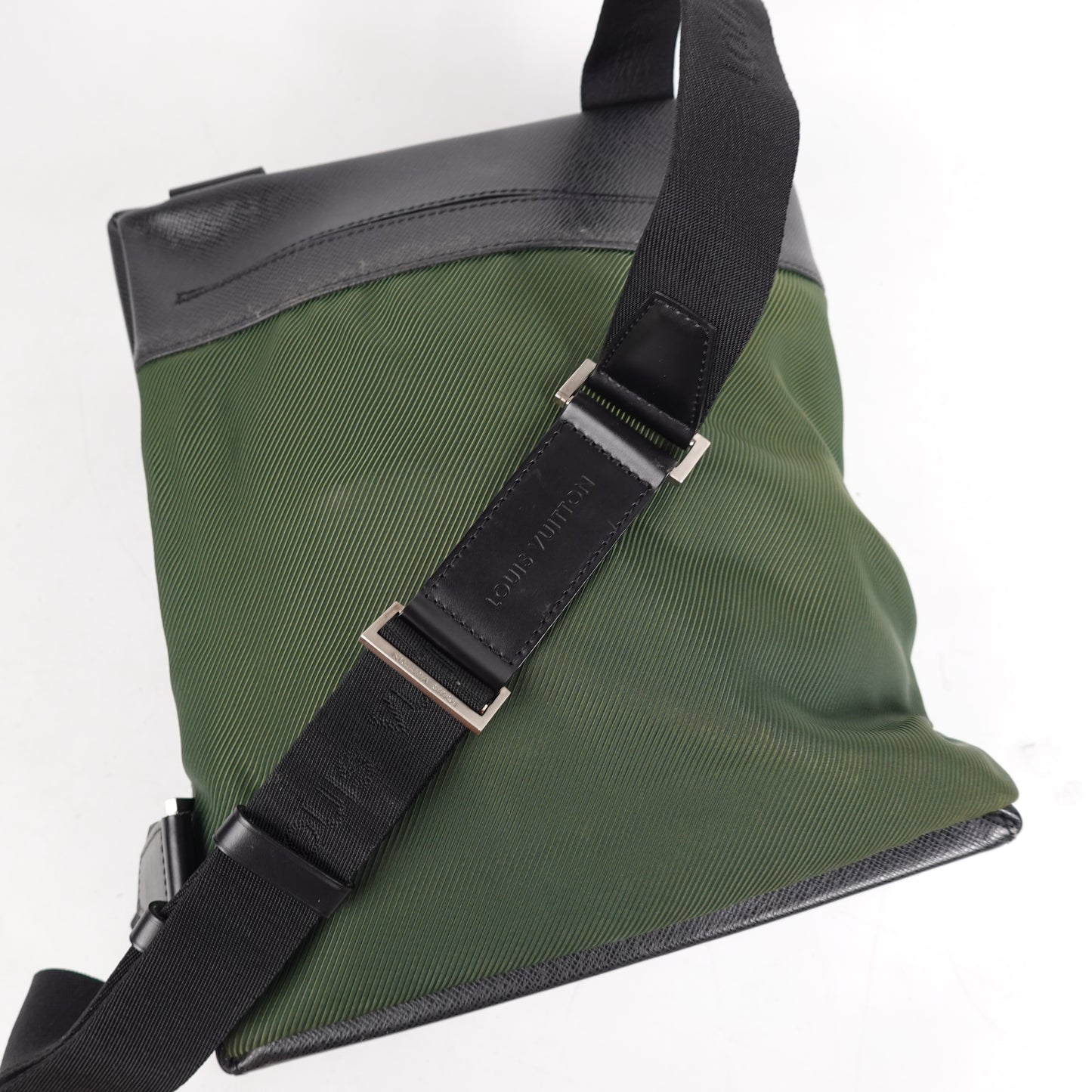 2003 Louis Vuitton Taiga Beluga Shoulder Bag