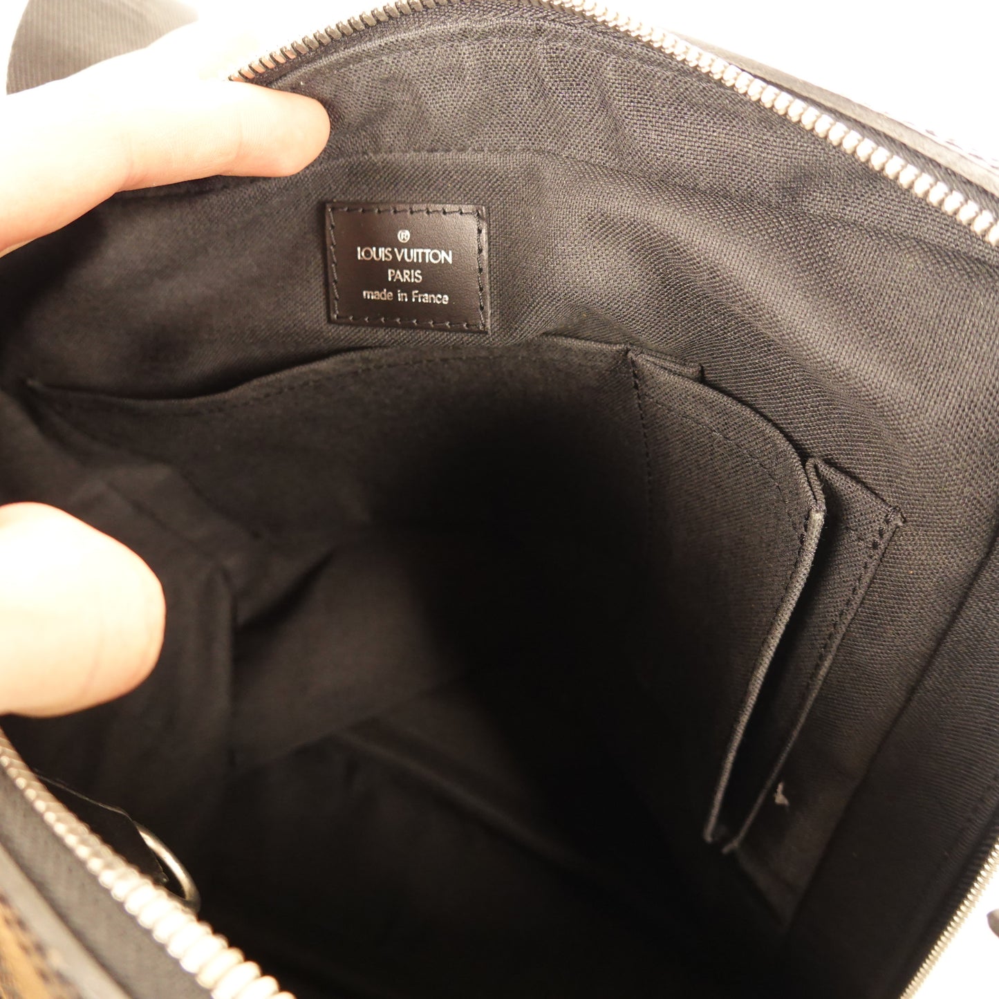 2003 Louis Vuitton Taiga Beluga Shoulder Bag