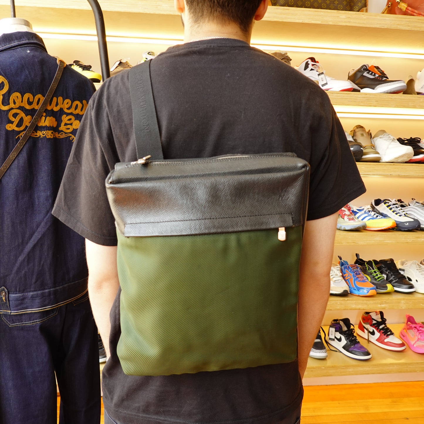 2003 Louis Vuitton Taiga Beluga Shoulder Bag