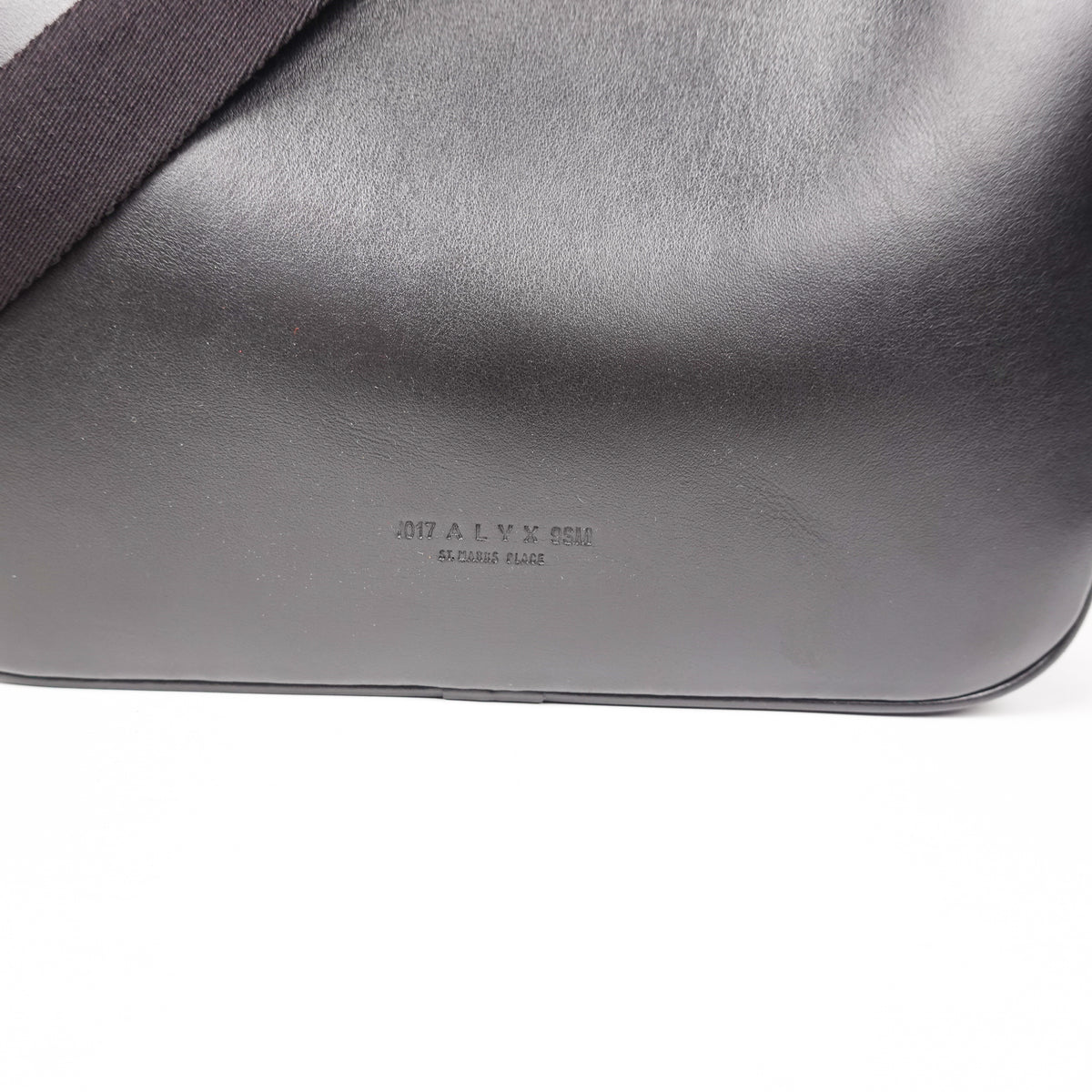 1017 Alyx 9Sm Black Leather Buckle Bag