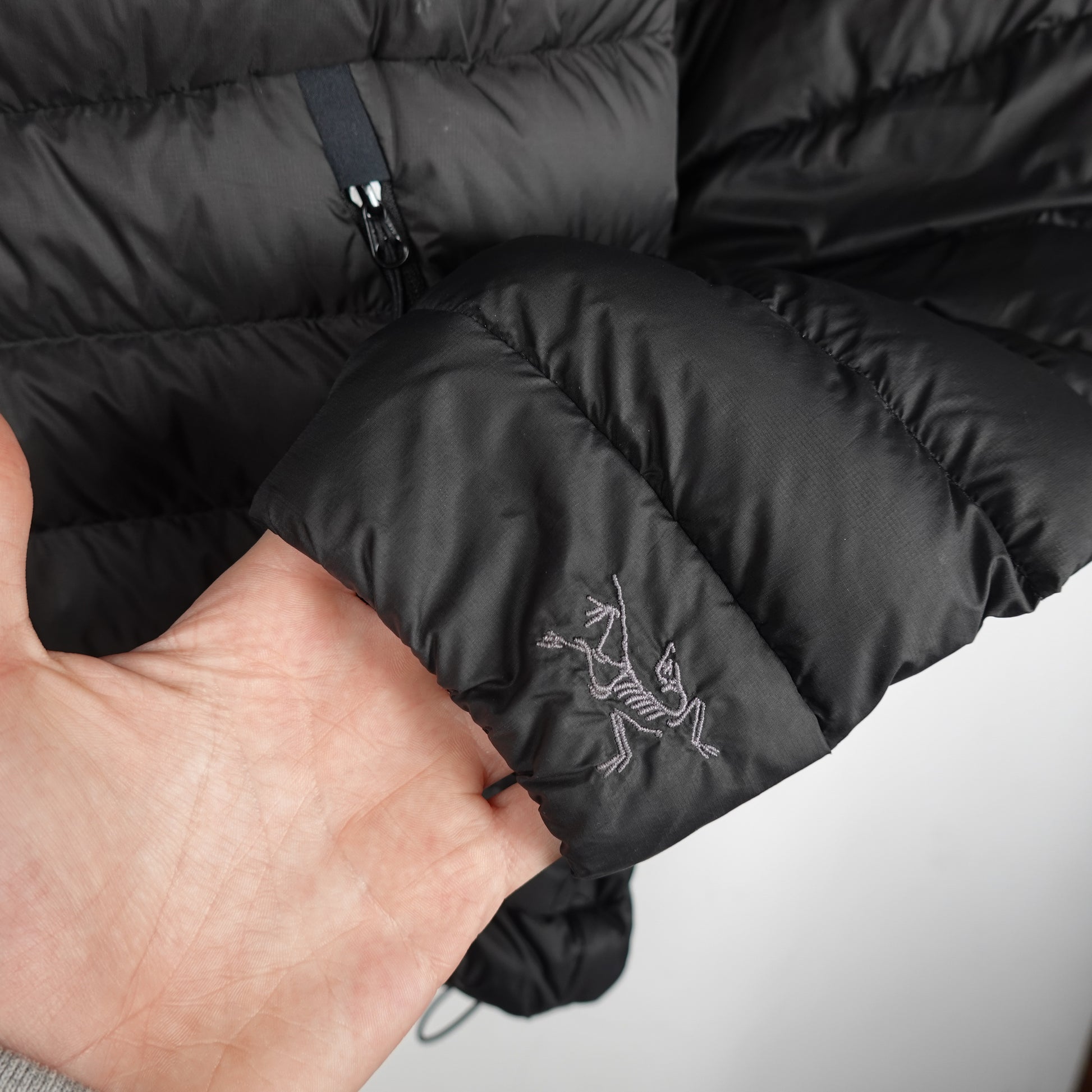 Arc’teryx Cerium Puffer – Women’s Size M Logo Detail Photo