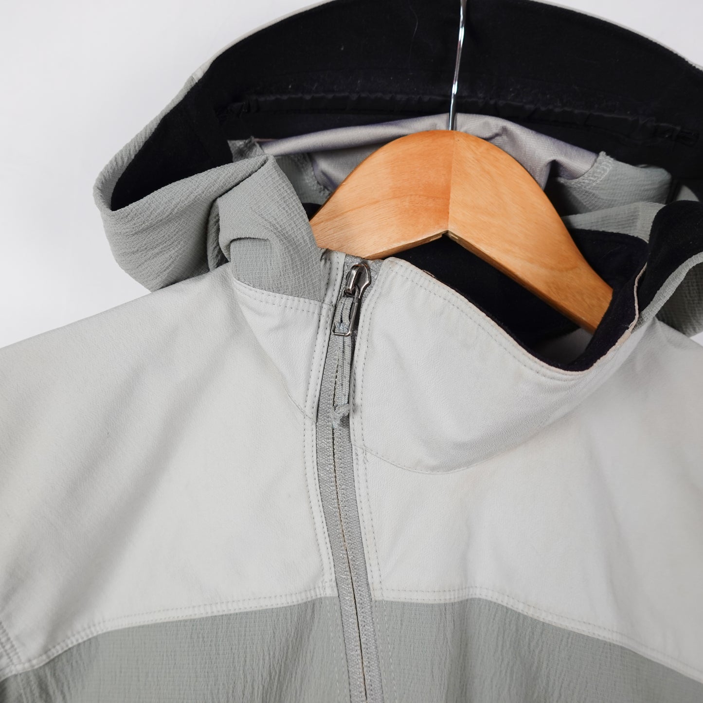 Arc’teryx Sidewinder Light Jacket - Womens Size M Front Zipper Close Up