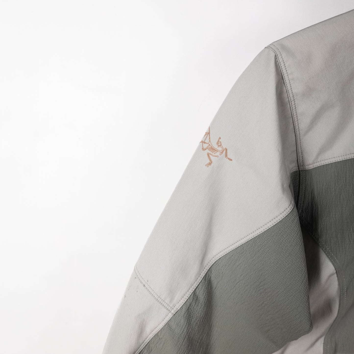 Arc’teryx Sidewinder Light Jacket - Womens Size M Shoulder Logo Close Up