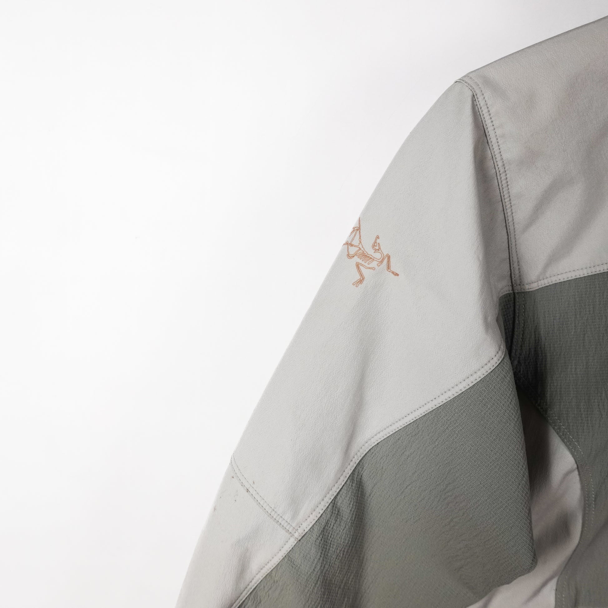 Arc’teryx Sidewinder Light Jacket - Womens Size M Shoulder Logo Close Up