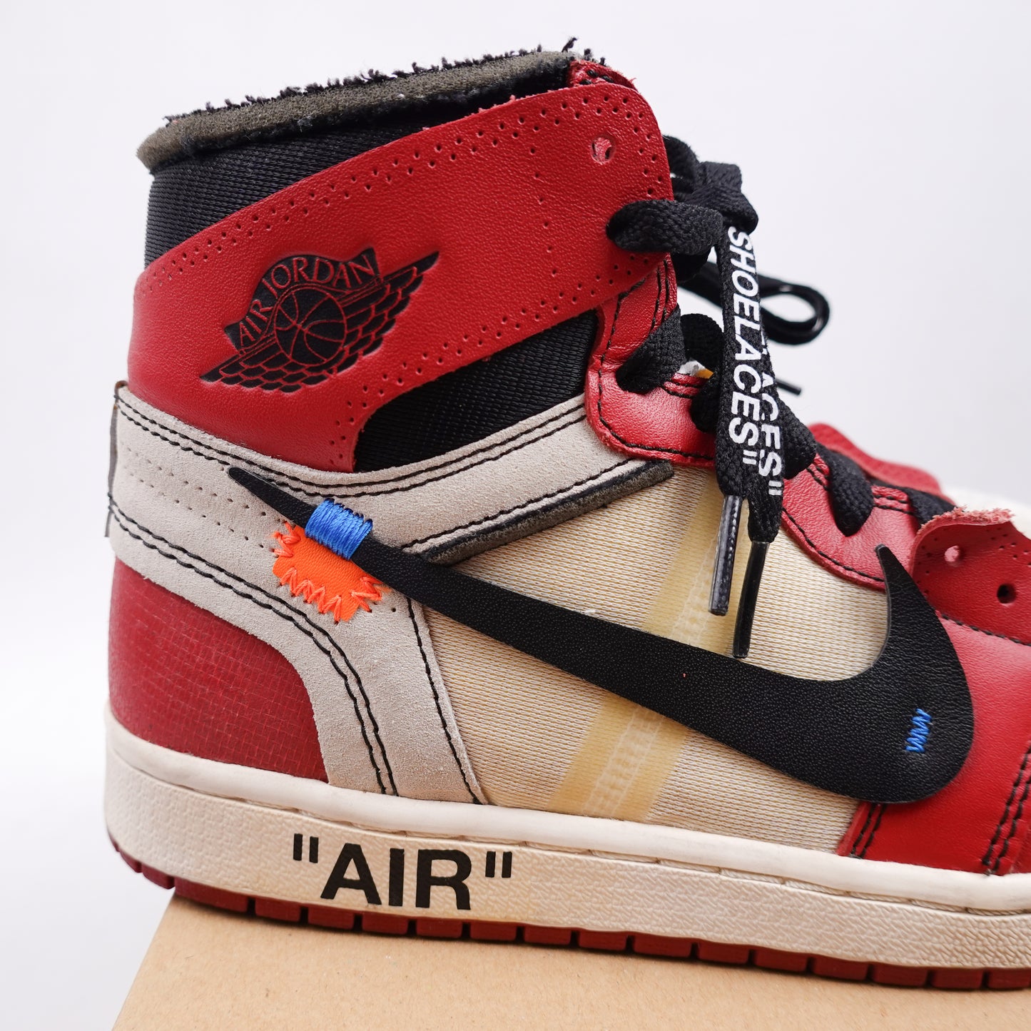 Off-White x Air Jordan 1 Retro High OG Chicago - Size 8