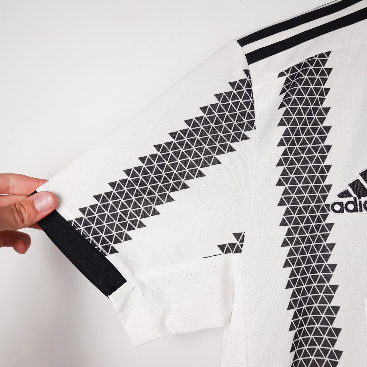 2022/23 Adidas Juventus Vlahović Home Jersey - Size M