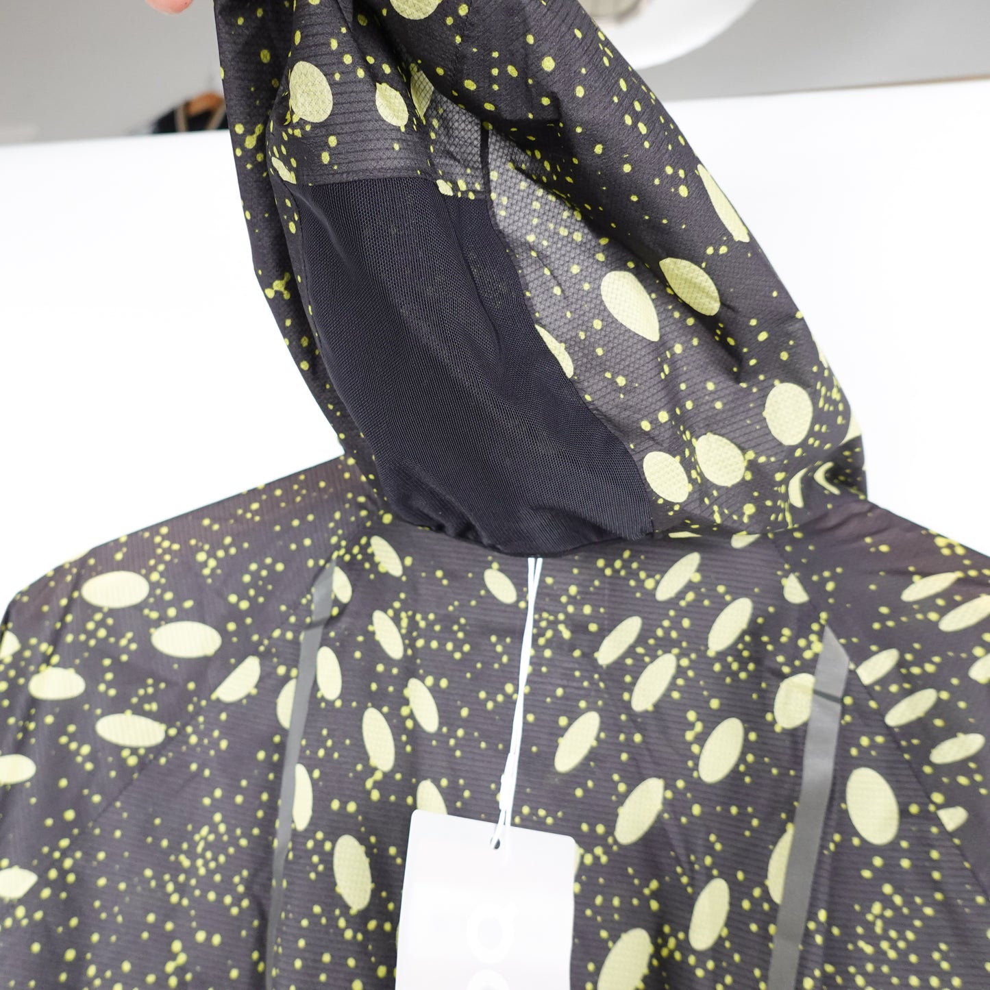 ON Black & Green Ultra Running Jacket - Size M