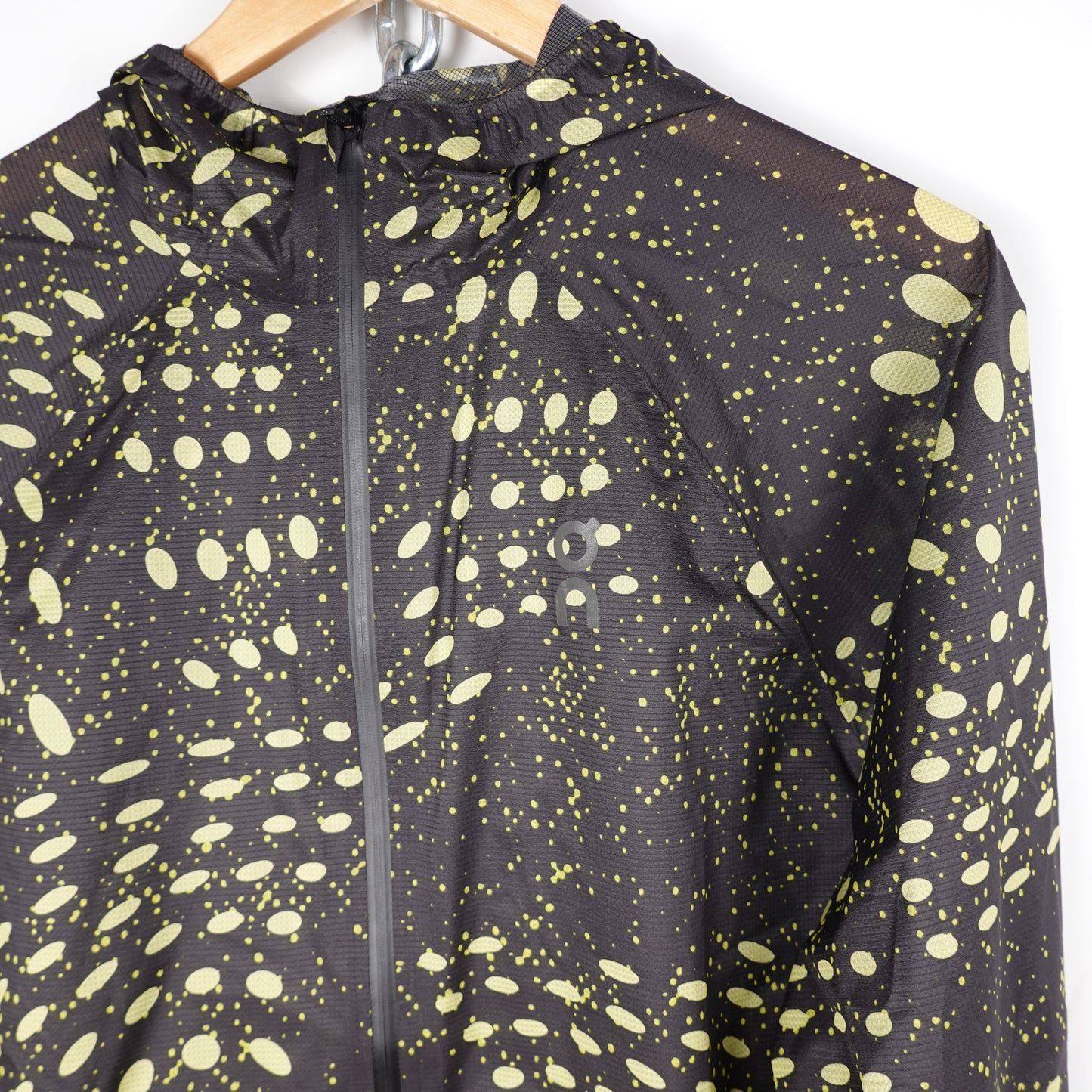 ON Black & Green Ultra Running Jacket - Size M