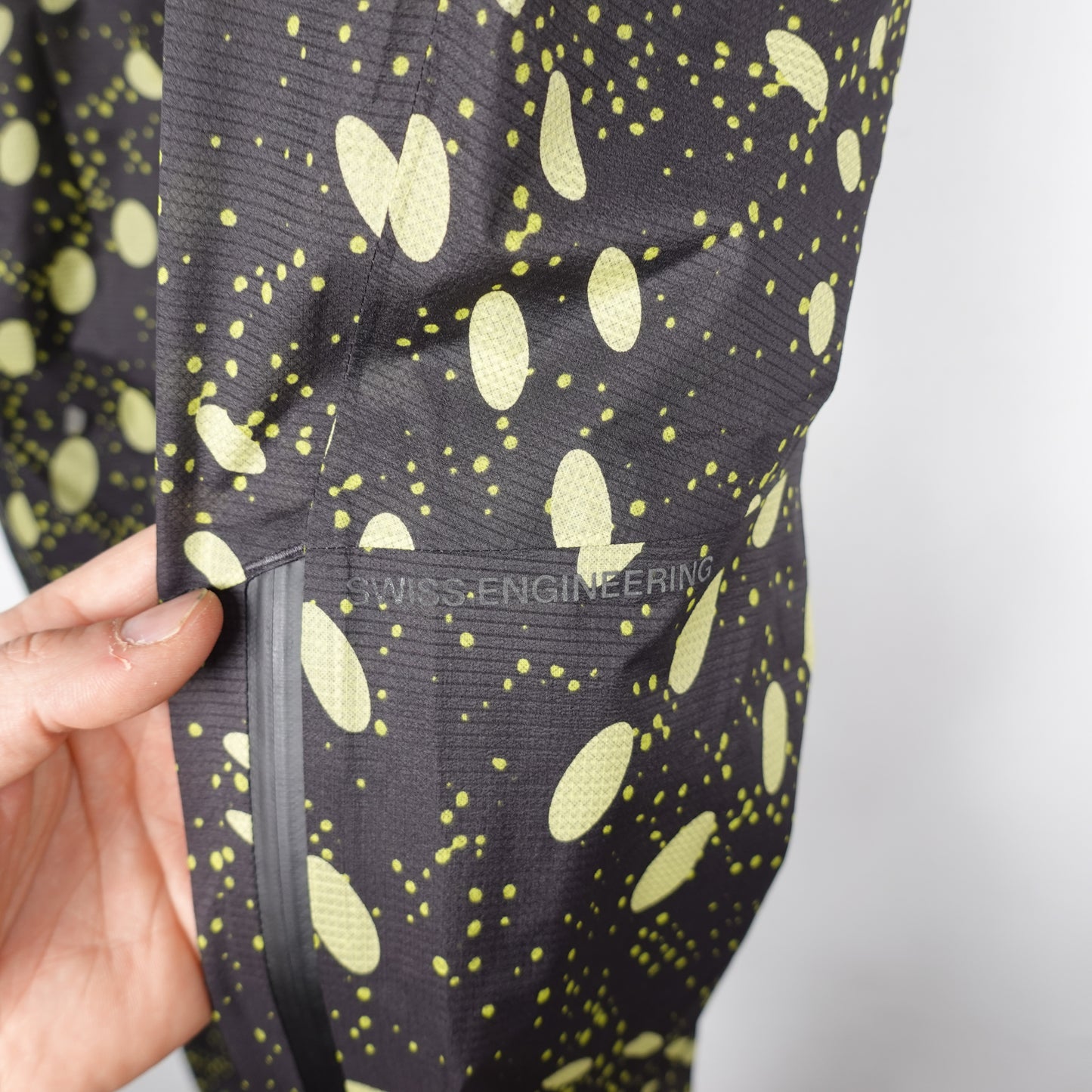 ON Black & Green Ultra Running Pants - Size M